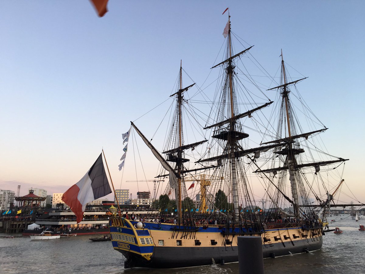 LGuimard's tweet photo. Une première à Nantes ! L’#Hermione à quai attendant l’arrivée du #Belem entourés d’une véritable armada pacifique et festive #SpectacleUnique @DebordDeLoire @nantesfr @NantesMetropole #LoirePourTous https://t.co/NzD0DUT3ho