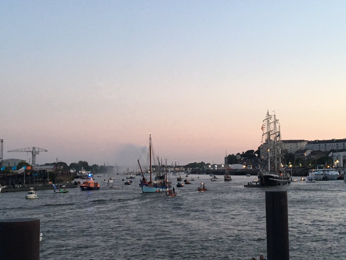 LGuimard's tweet photo. Une première à Nantes ! L’#Hermione à quai attendant l’arrivée du #Belem entourés d’une véritable armada pacifique et festive #SpectacleUnique @DebordDeLoire @nantesfr @NantesMetropole #LoirePourTous https://t.co/NzD0DUT3ho