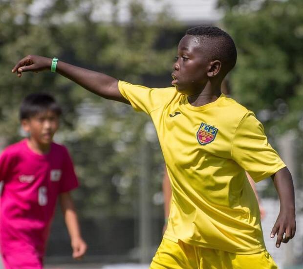 futbolsales's tweet photo. 🏆 Guideon jugador del Infantil Regional ha sido el agraciado del sorteo de @HyundaiPR_es , celebrado está mañana en Salesianos, y podrá disfrutar de una experiencia al lado de jugadores y entrenador del @Atleti 🏆 #SomosAmarillos #AupaSales #MejorCantera2018 #SorteoHyundai https://t.co/qQYGUHcJwe