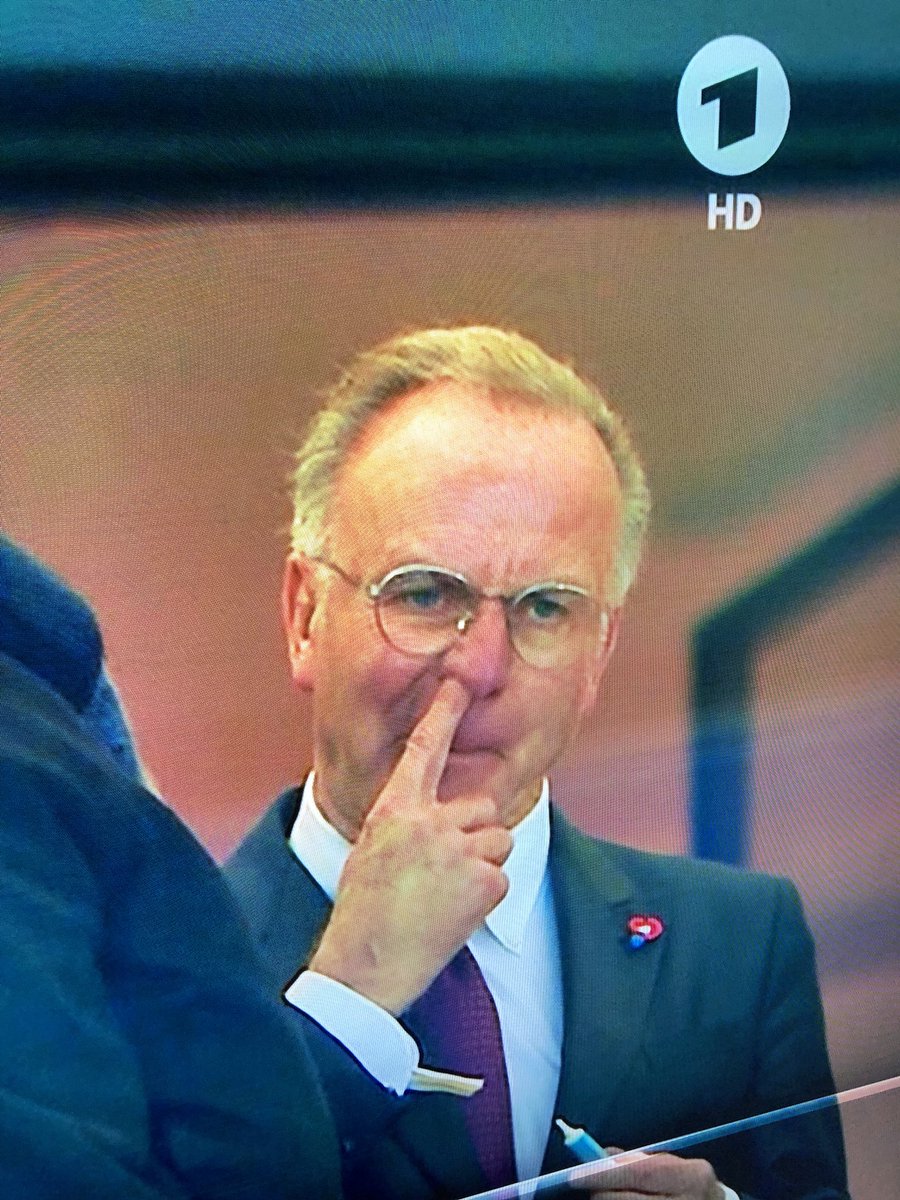 cologneone's tweet photo. Was macht er da? 😳 #RBLFCB #DFBPokal #beckenbauer #beckenbauerpopelgate https://t.co/GUY4w2tC8Y