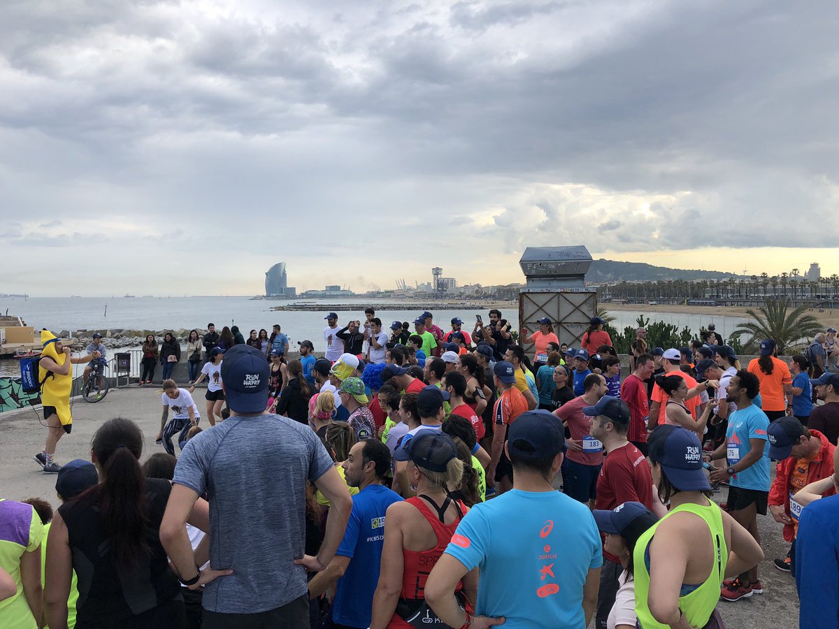 runnea_com's tweet photo. Ojo 👀 al eventazo de @BrooksRunningES 🤙
Así hemos vivido el primer #RunHappyTour en la ciudad de Barcelona 👌
¡Qué pasada! https://t.co/QVXY19UacH