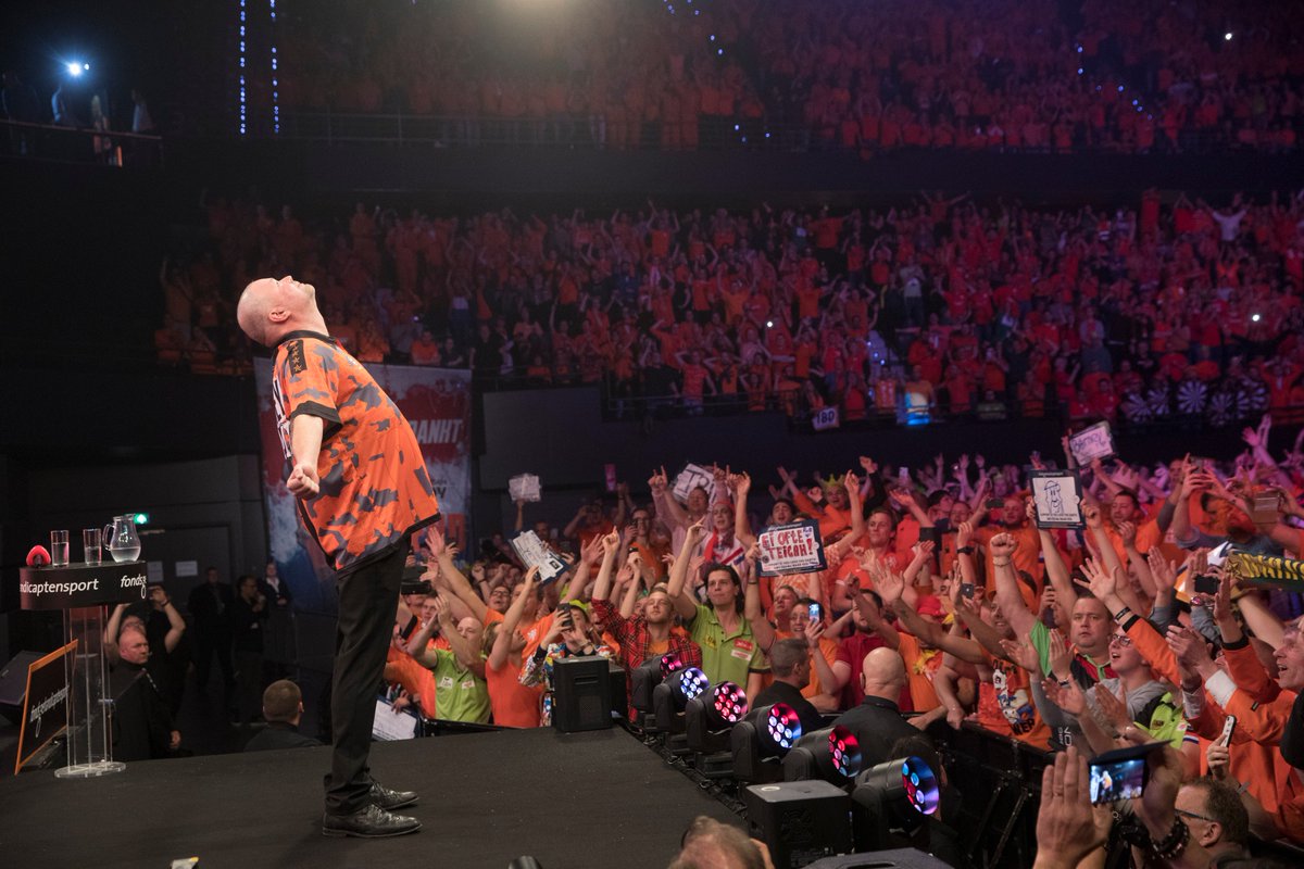 OfficialPDC's tweet photo. BARNEY WINS!

Raymond van Barneveld raises the roof with a 6-3 victory over Michael Smith to continue his quest for a final ranking title on Dutch soil.

RvB was a man on a mission in front of the Barney Army!🐯🧡 https://t.co/k4XAfb4w00