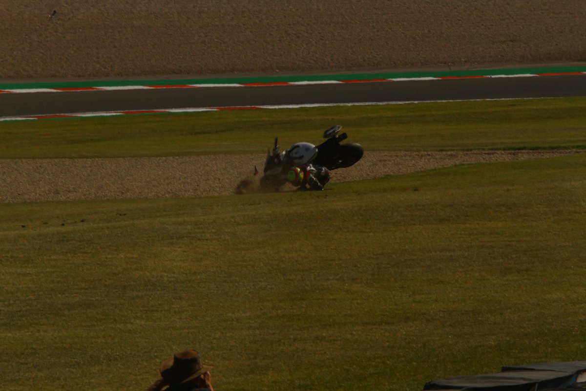 41waynepearson's tweet image. Glad to see @keithfarmer303 walk away from this despite taking a whack from the flying bike #cranerclub