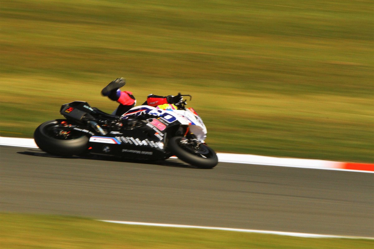 41waynepearson's tweet image. Glad to see @keithfarmer303 walk away from this despite taking a whack from the flying bike #cranerclub