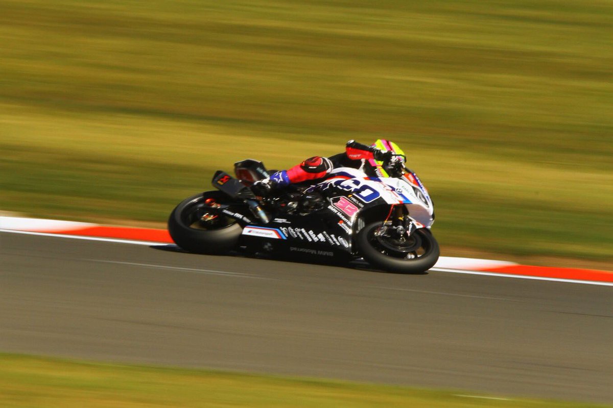 41waynepearson's tweet image. Glad to see @keithfarmer303 walk away from this despite taking a whack from the flying bike #cranerclub