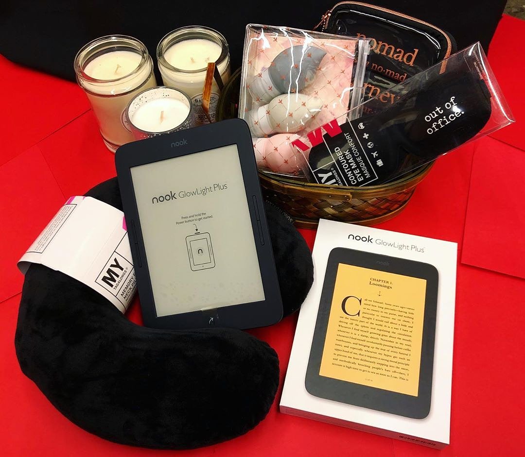 BNNatomas's tweet image. If you’re in the market for a new #ereader look no further than our new #GlowLightPlus! This awesome #NOOK is now #waterproof so perfect for #reading by the pool, jacuzzi, or at home in the bathtub 🛁 Available for sale beginning May 27th, pre-order today!!  
#nookglowlight