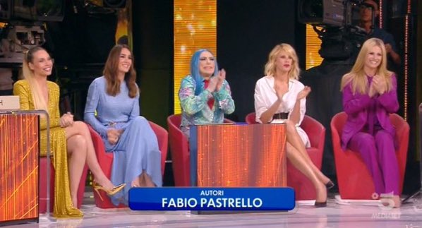 semmy_shark's tweet photo. Jem and the Holograms direttamente a #amici18
#ErFinalone https://t.co/uR7Cq0RmCS