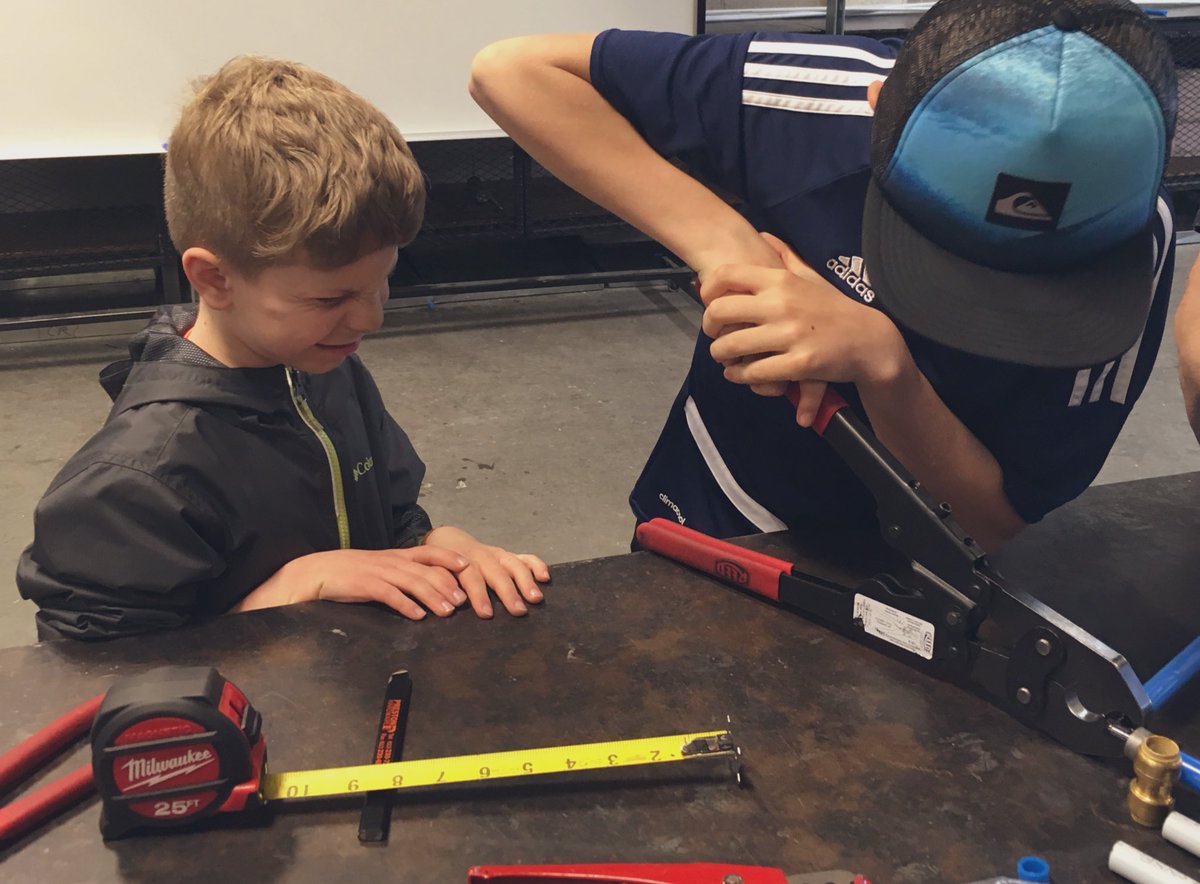 Des pros à l’oeuvre: un qui force des bras et l’autre de la face!!!👷🏼‍♂️👩🏽‍🔧👨🏻‍🏭 Toute une fête à l’école des métiers du <a href="/CollegeLaCite/">LA CITÉ</a> #lesmetiersfontlafete #defi #plomberie #climatisation #menuiserie #electricite