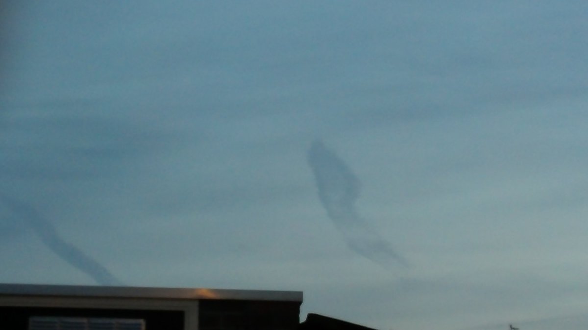 CorKamminga's tweet photo. @GerritHiemstra @MeteoGroupWeer Vreemde wolken (?) in Bedum, in westelijke richting. Vraag me af wat dit is of kan zijn. https://t.co/33v58M3ru8