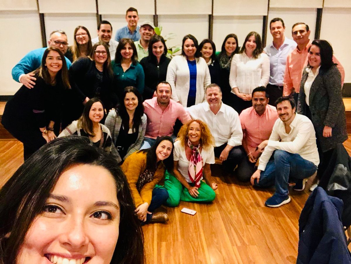 Silescri's tweet photo. La gente no compra lo que tú vendes,compra lo que tú ERES.
Hoy en el Taller de Felicidad Organizacional y Liderazgo del siglo XXI en Santiago con @ignaciofernandz
#isaviaconsultores #leadinstitute https://t.co/TnRLJmtJ5l
