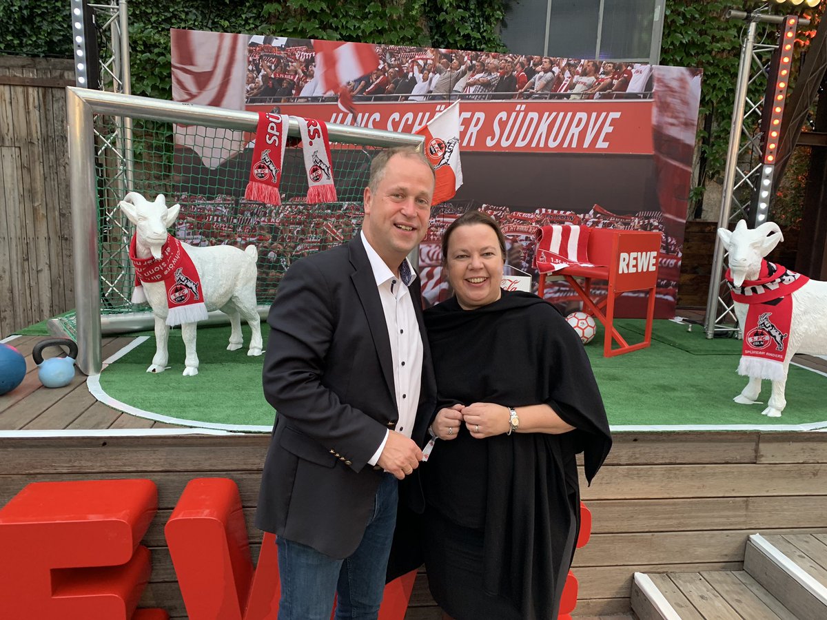 HeinenUlla's tweet photo. #widderdo Saisonabschluss des 1. FC Köln! Mit meinem Kollegen, dem Stv MP @JoachimStamp @UmweltNRW https://t.co/Pspz3NThc5
