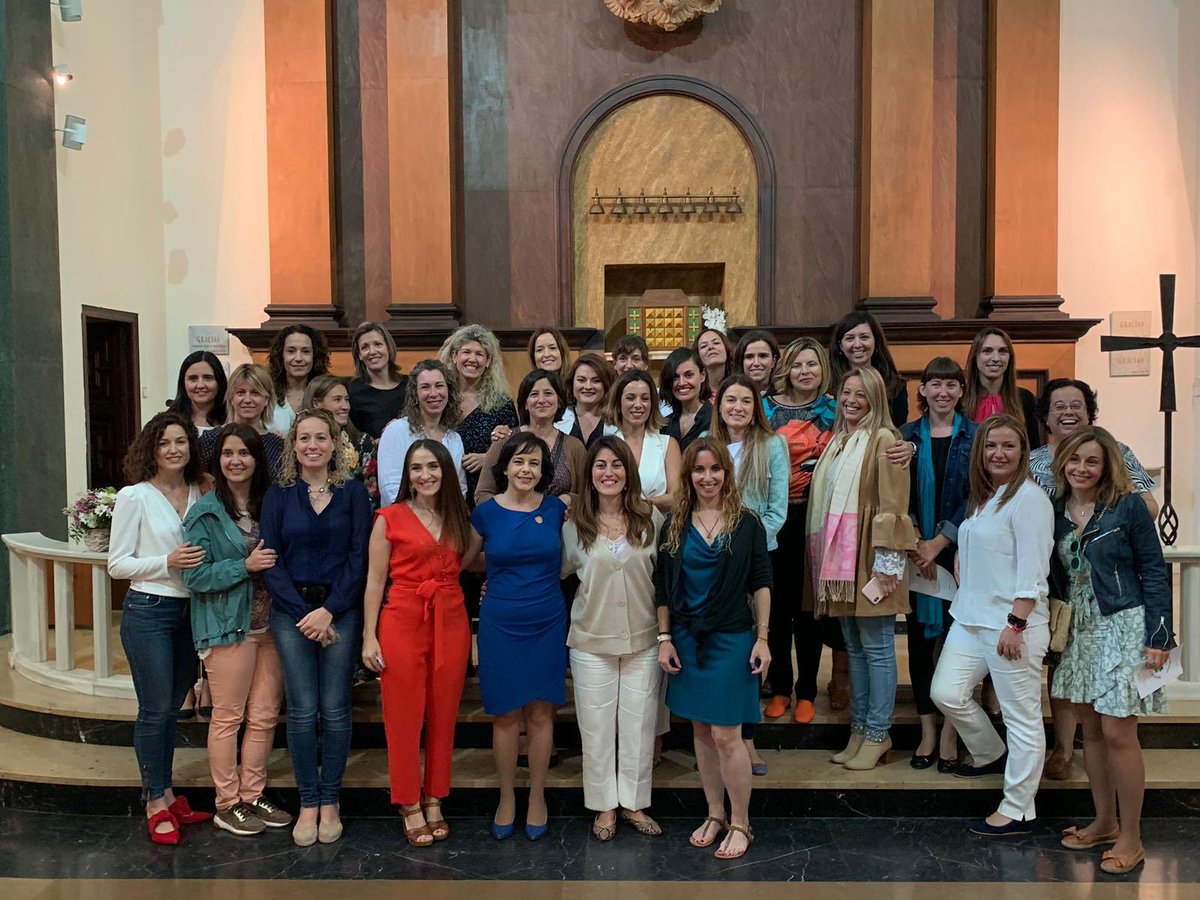 loretovalencia's tweet photo. Hoy, un grupo de antiguas alumnas, han celebrado su 🎓 XXV aniversario de graduación 🎓 con una Eucaristía de Acción de Gracias. Han disfrutado de un reencuentro muy emotivo junto a algunos profesores. 👨���🏫 https://t.co/qdLIvA8RQj