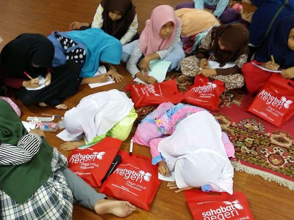 sahabat_negeri's tweet photo. 19/5/19
#Luarbiasa #kegiatan #CreativeMillenialFestival #SahabatNegeri di #Padang!
#TerimaKasih #SaNe #Sumbar, juga kepada KODAK, #Peacegen, #SikolaSarok, RAN, SQUAD, Kak Rina #GugahNuraniIndonesia, Bang Obe #TanahOmbak #RumahBacaBako, dr. Pudia #Celebrofos, Ilhan #DongengAnak https://t.co/plKYn8qZp9