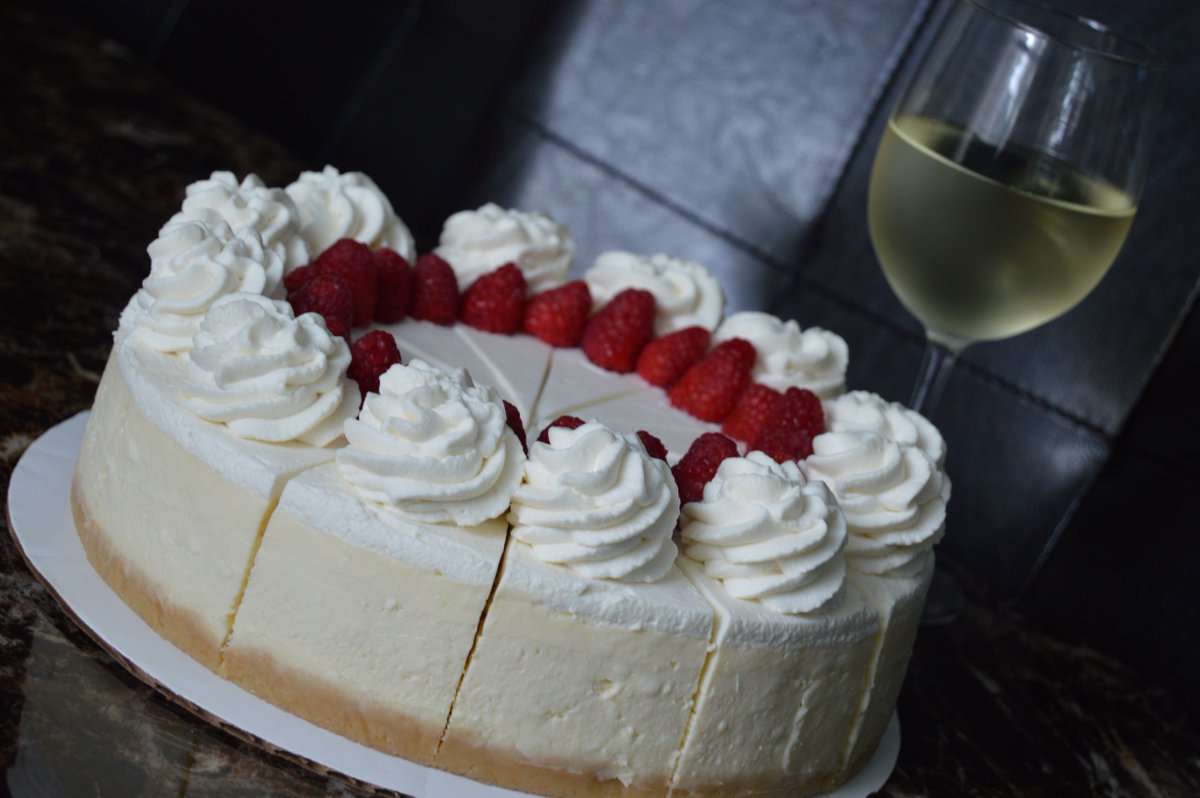 SSweeetz's tweet photo. Wine Lovers.. It’s your day! Whether celebrating, relaxing or just dining.. Take a sip while Visually Tasting 🤤 this eccentric award-aspiring Adult White Wine Cheesecake (Red Wine version available)
We Dare to Test and Create what other’s haven’t #DareTestCreate
#NationalWineDay https://t.co/imt01qqTR1