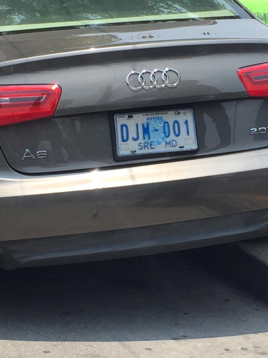 MonaWhitee's tweet photo. Las placas son de la Secretaria de Relaciones Exteriores. Quienes iban en el vehículo salieron ilesos. https://t.co/XtPFlbb55x