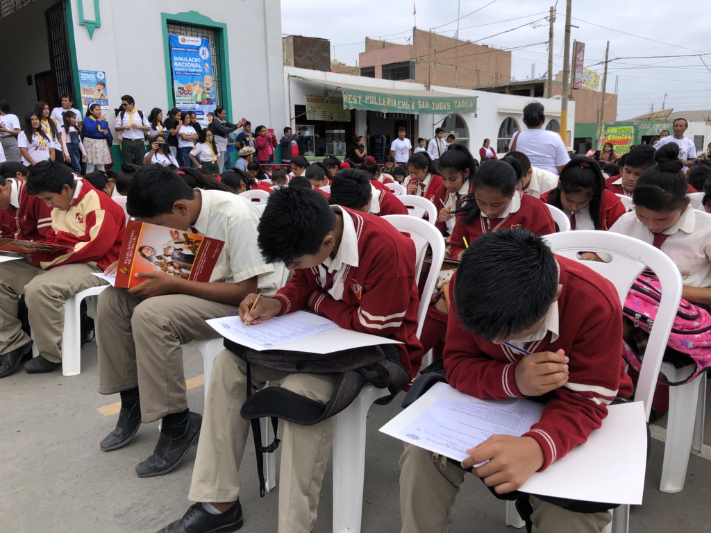 AdventistaMiCOP's tweet photo. [SUPE] En el marco de #ImpactoEsperanza, la Iglesia a través de la @UPeUOficial, en conjunto con la Municipalidad, desarrolla el I Concurso de Lectura “Supe Si Lee”,en donde participan Instituciones de la localidad. El libro a leer: #EsperanzaParaLaFamilia @prertonkohler https://t.co/YKJjwlp5tH