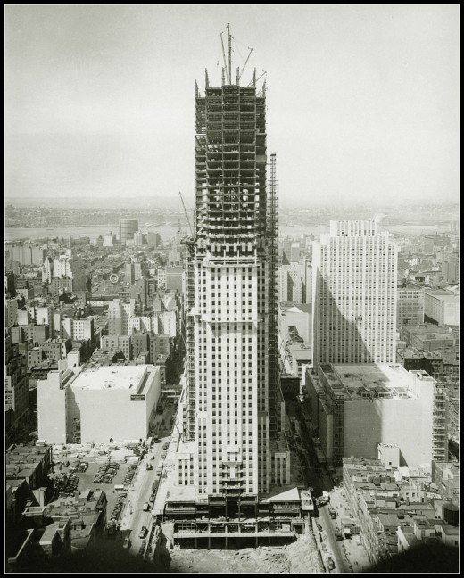 El Empire State Building fue el edificio más alto del mundo durante cuarenta años, la construcción empezó el 17 de marzo 1930 y fue inaugurado el 1 de mayo de 1931.