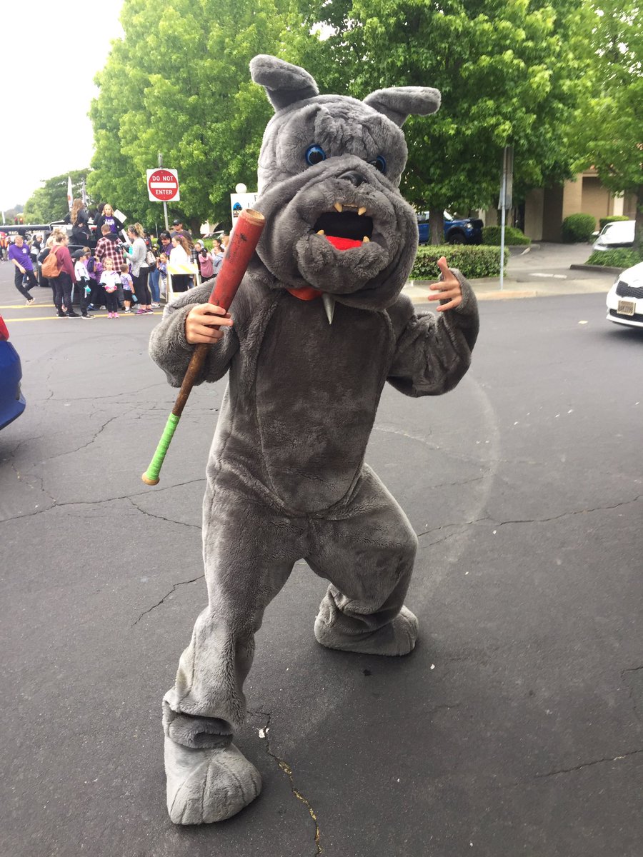 Taylor_Nelda's tweet photo. Vaca High baseball at Fiesta Day parade!! Go bulldogs!!💪⚾️@VacaHiBaseball @BradleyTaylor_5 https://t.co/wI1WNyB0eR
