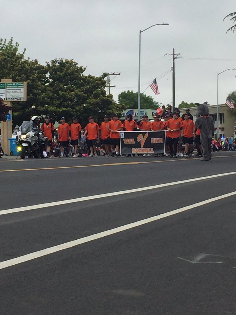 Taylor_Nelda's tweet photo. Vaca High baseball at Fiesta Day parade!! Go bulldogs!!💪⚾️@VacaHiBaseball @BradleyTaylor_5 https://t.co/wI1WNyB0eR