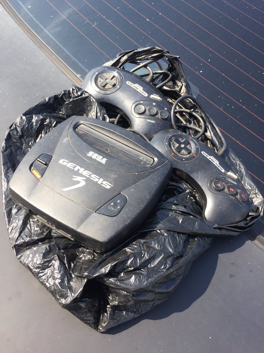 RetroMorgan89's tweet photo. #SEGA #Genesis3 with hookups and two controllers for $10...yeah it’s #SEGASaturday!! #FleecedEm #RetroGaming #FleaMarket #NoPat @thegamechasers https://t.co/c0EL5vTUdY