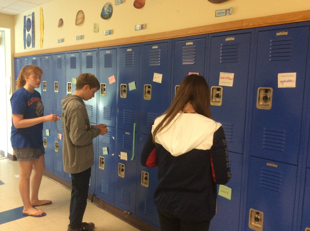 MmeCarbonneau's tweet photo. Inspired by @vousetessuper and @heather_sherrow 's Soy Yo unit, students use adjectives to spread messages of kindness en français to lower grades. 400 lockers posted. #langchat https://t.co/N0bfZdX21w