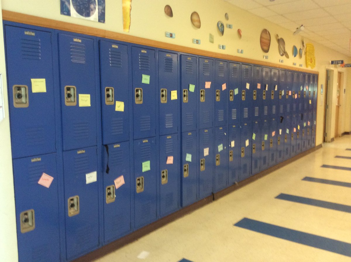 MmeCarbonneau's tweet photo. Inspired by @vousetessuper and @heather_sherrow 's Soy Yo unit, students use adjectives to spread messages of kindness en français to lower grades. 400 lockers posted. #langchat https://t.co/N0bfZdX21w
