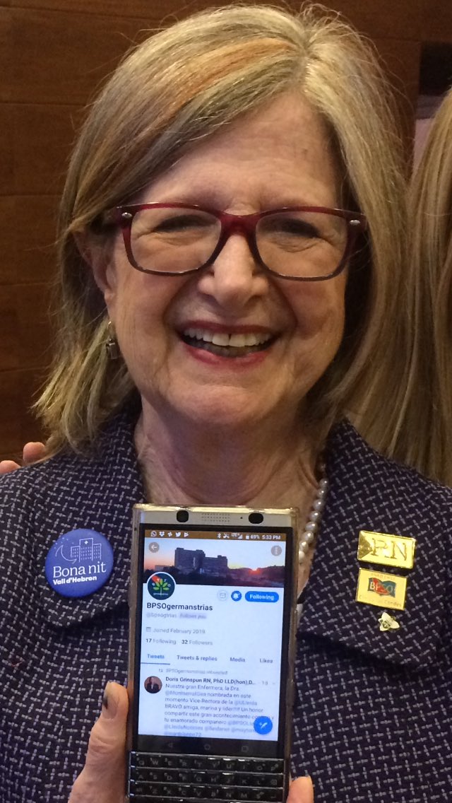 bpsogtrias's tweet photo. Doris Grinspun muestra contenta nuestro Twitter BPSO Germans Trias https://t.co/nypj56EFxd