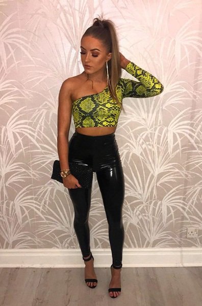 GentlemensZone's tweet photo. Woooooooow! Hermosa! #poppy #Sexi #Bella #YellowBlouse #BlusaAMarilla #Snake #Animalprint #LeggingsNegro #LeggingsBlack #Pvc #Latex #Spandex #HighHeels #BlackHeels #sandaliasNegras #Tacones #Sandalias 😊🥰😍😘 p2 https://t.co/9rsQ6iXeEg