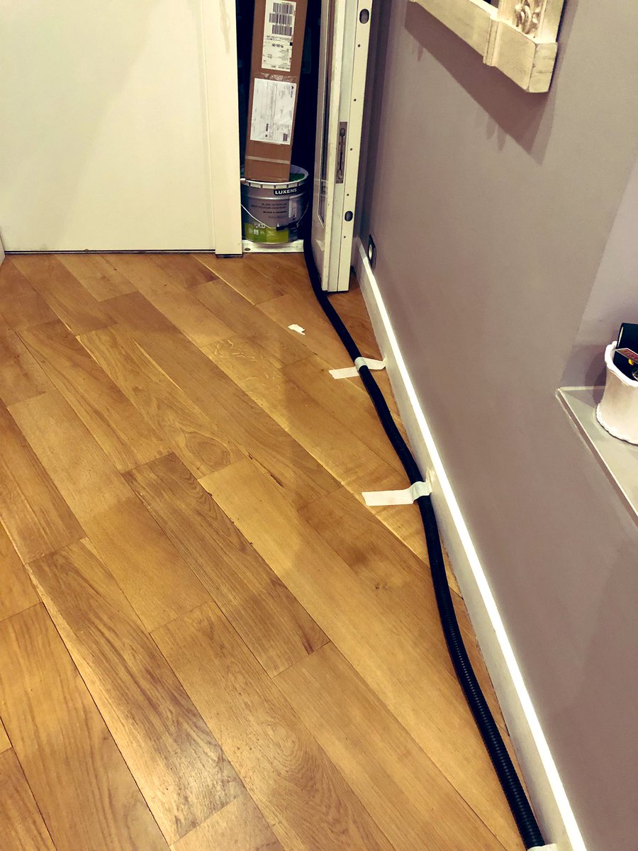 Gotaga's tweet image. On a une situation « provisoire » pour l’électricité, très très esthétique 🤘🏼