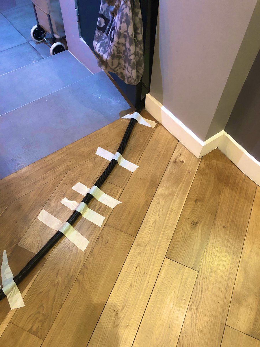 Gotaga's tweet image. On a une situation « provisoire » pour l’électricité, très très esthétique 🤘🏼