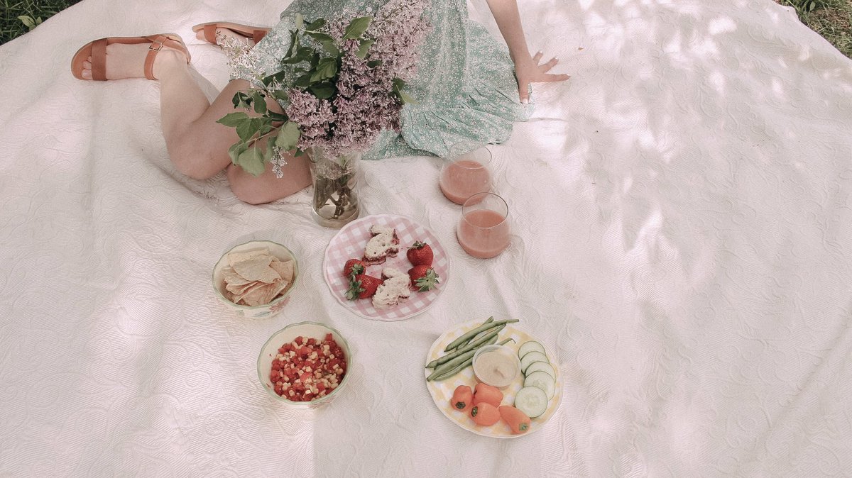 beautyybychloe's tweet photo. Picnic season 🧺🍓🧚🏻‍♂️ https://t.co/MbwBk5k3bU