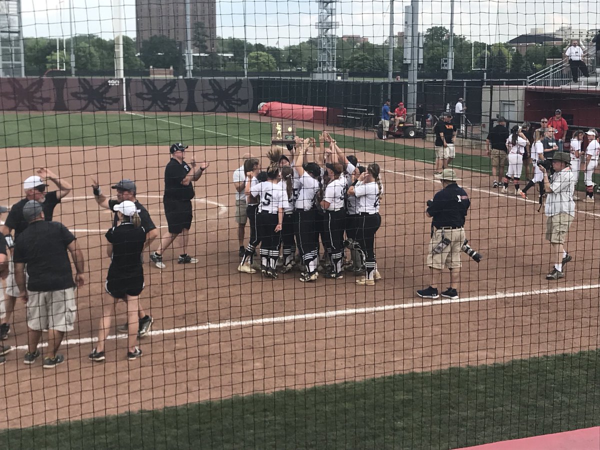 hawksnest2023's tweet photo. CONGRATS TO @HAWKIEWCHS FOR THEIR 3-2 REGIONAL FINAL WIN!! SHOUTOUT TO @avreyschumacher for the walkoff to send the girls to states!! https://t.co/HpT6nVGMbF