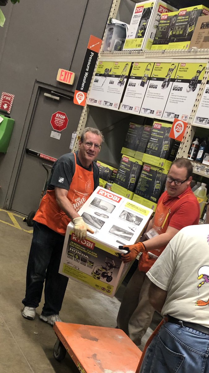 Caught <a href="/bwm1966/">Brian Murray</a> and Mike 🍊 handed following safety principals while providing outstanding customer service. #safetymatters#twopersonlift# @Schnorrbusch03 <a href="/StanleyLabady/">Stanley Labady</a> <a href="/KeithHarv11/">Keith Harvey</a>