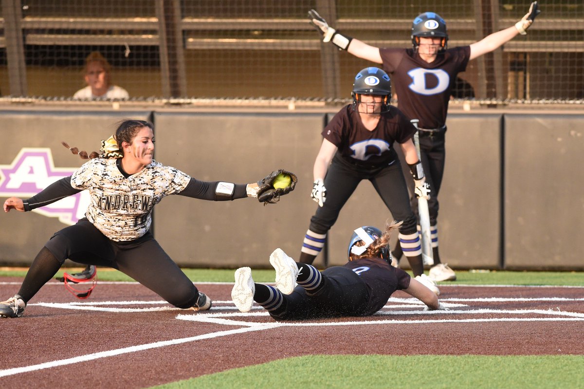 J.T. Smith delivered the game-winning RBI in the bottom of the seventh and the Decatur Lady Eagles rallied to win the 4A Region I title 2-1 Saturday afternoon, advancing to the state tournament for the first time since 2002.

Recap by <a href="/ReeceWaddell15/">Reece Waddell</a>: wcmessenger.com/2019/sports/de…