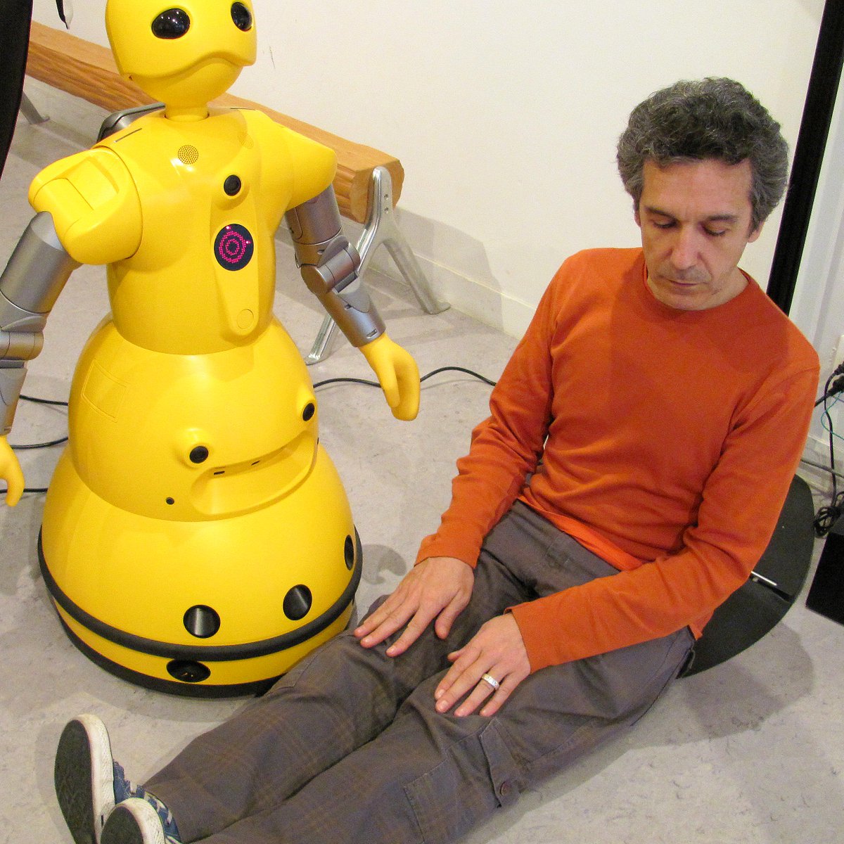 zavenpare's tweet photo. Sitting on the electric recharge terminal of the humanoid Wakamaru. #demonstration #sitting #sabotage #electricalfailure #Robots #UpRising https://t.co/vhUIBVbHBl