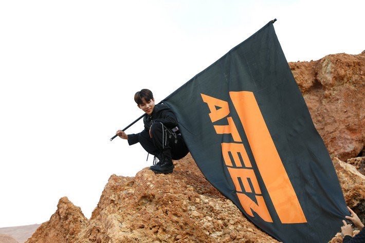 sunooapex's tweet photo. 100 likes and 50 rts and me and some other peeps will make an Ateez flag and walk around in public with it. I don’t lie https://t.co/D0wMJvT0kc