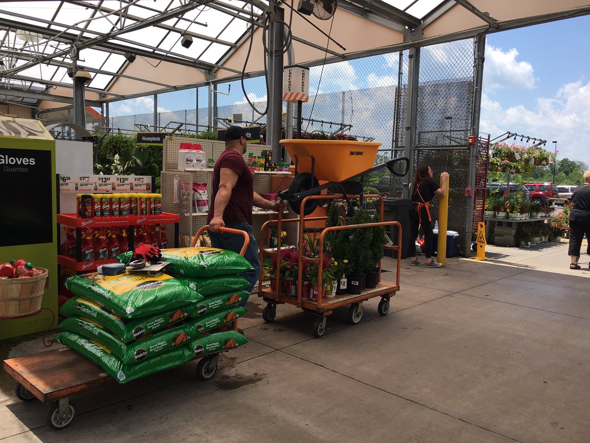 7Karthur's tweet photo. 🧡🇺🇸A busy Memorial Day Weekend at Home Depot🇺🇸🧡
#HD736 #SuperSaturday @kimscottholman @KimDay59187302 @jaybisping @NorliaSumpter @DyerEric18 @NealMattison https://t.co/sLZRdUKgeG