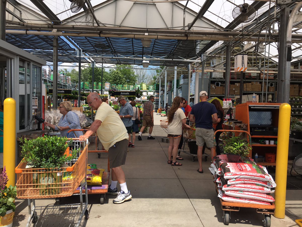 7Karthur's tweet photo. 🧡🇺🇸A busy Memorial Day Weekend at Home Depot🇺🇸🧡
#HD736 #SuperSaturday @kimscottholman @KimDay59187302 @jaybisping @NorliaSumpter @DyerEric18 @NealMattison https://t.co/sLZRdUKgeG
