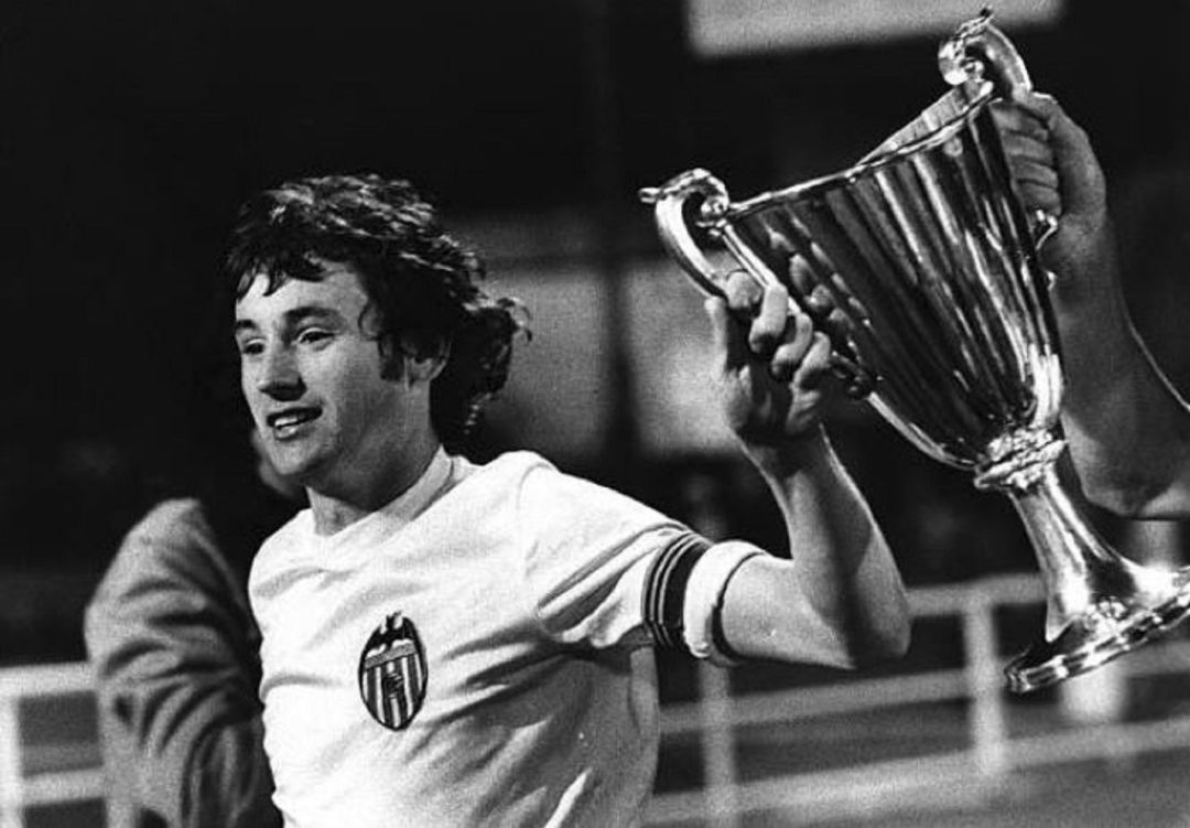 KodroMagazine's tweet photo. I ara el @valenciacf_vale jugarà la #Recopa oi? 😋#
#retrofutbol #finalcopadelRei #València #cvf 🦇 https://t.co/Q4g14e3yxO