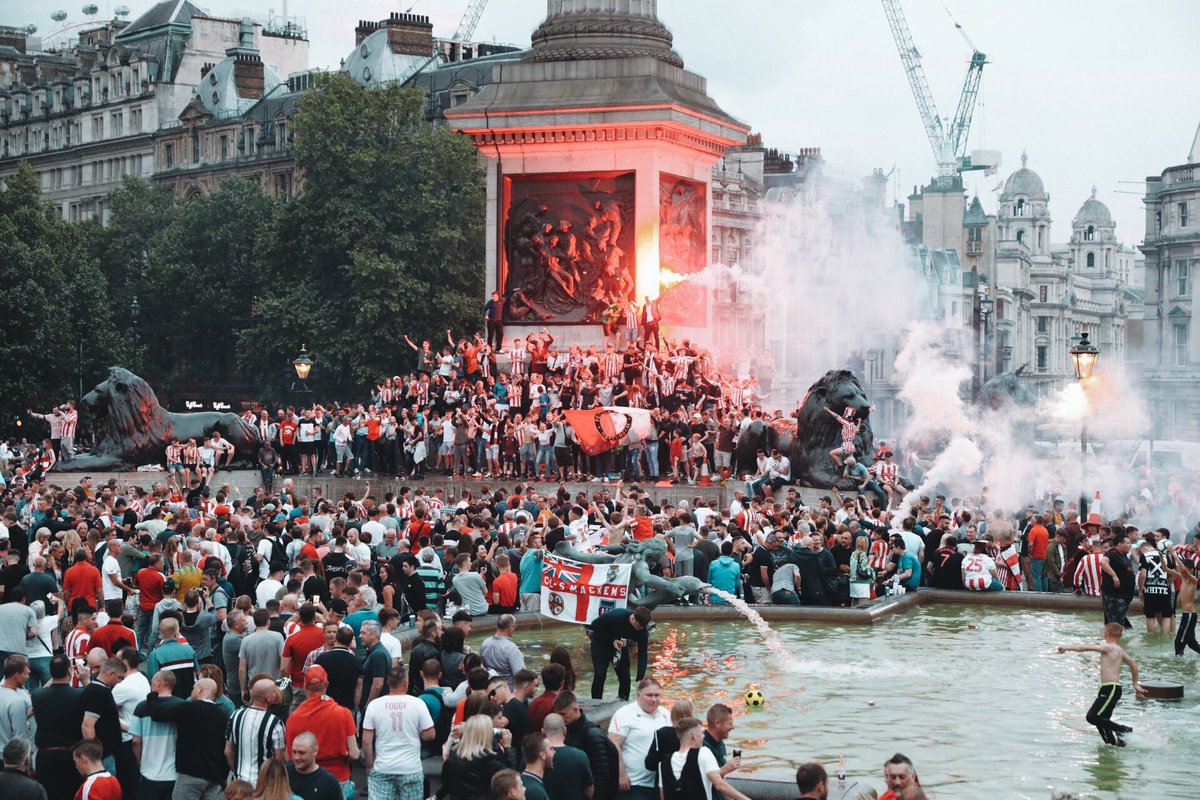 AwayDays_'s tweet photo. Great picture of the Sunderland fans in Trafalgar Square tonight👏 #safc https://t.co/ZIl4EfhFtt
