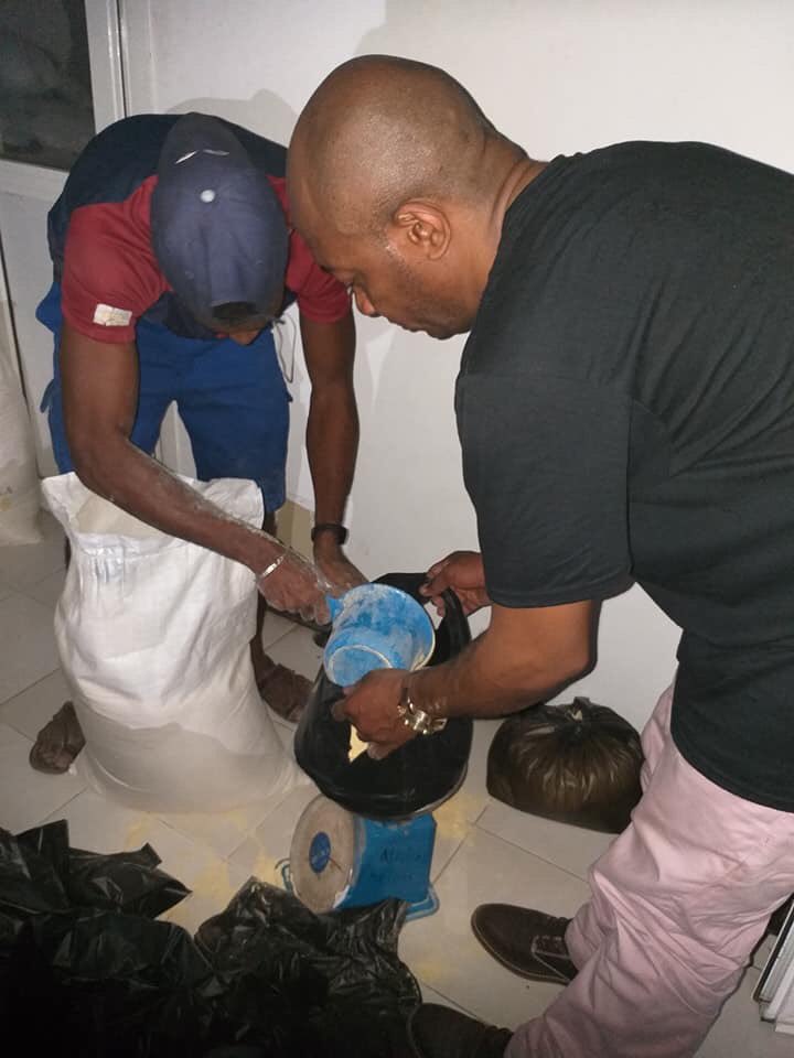MaestroDeejay's tweet photo. #Kenneth #Comores 🇰🇲 #SosComores
J’avais annoncé 5900€ de fonds récoltés lors d’un concert de solidarité qu’on avait organisé à Sarcelles le 3 Mai. Des familles à Ngazidja ont reçu l’aide, demain au tour d’Anjouan et la semaine pro à Moheli In Sha Allah.
Préparation des Kits https://t.co/AP6krSykKG
