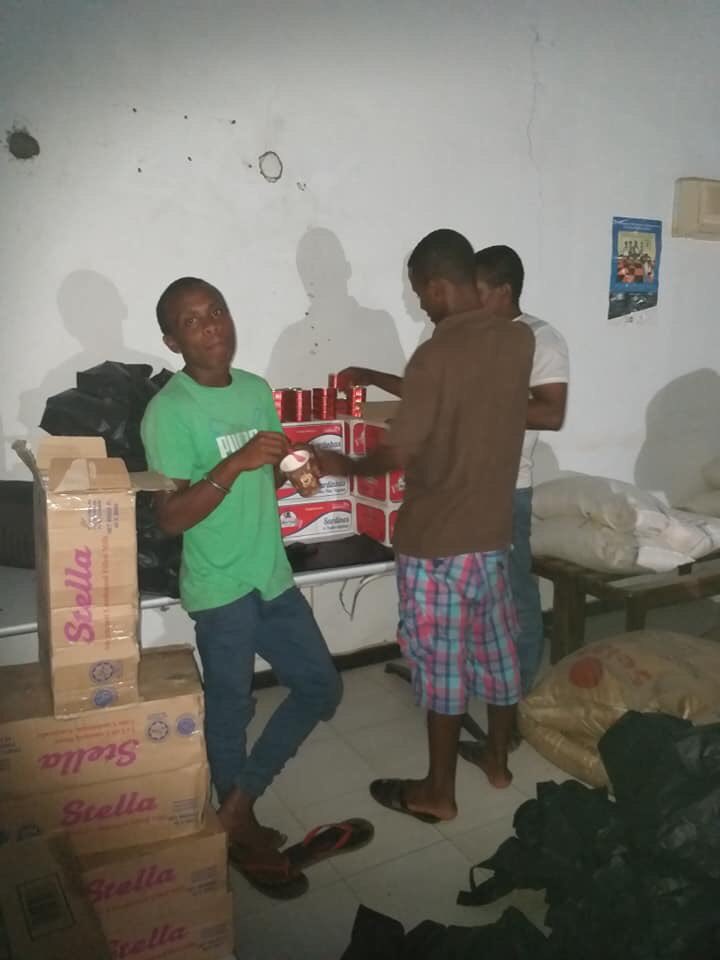 MaestroDeejay's tweet photo. #Kenneth #Comores 🇰🇲 #SosComores
J’avais annoncé 5900€ de fonds récoltés lors d’un concert de solidarité qu’on avait organisé à Sarcelles le 3 Mai. Des familles à Ngazidja ont reçu l’aide, demain au tour d’Anjouan et la semaine pro à Moheli In Sha Allah.
Préparation des Kits https://t.co/AP6krSykKG