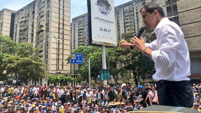 GenPenaloza's tweet photo. PRESIDENTE GUAIDO advirtió "Voy a utilizar las conversaciones en Noruega para exigir tres cosas: cese de usurpación, gobierno de transición y elecciones libres”. Si los delegados chavistas insisten negociar sobre elecciones sin renunciar antes, la oposición debe retirarse de Oslo https://t.co/9wXJR4WrQP