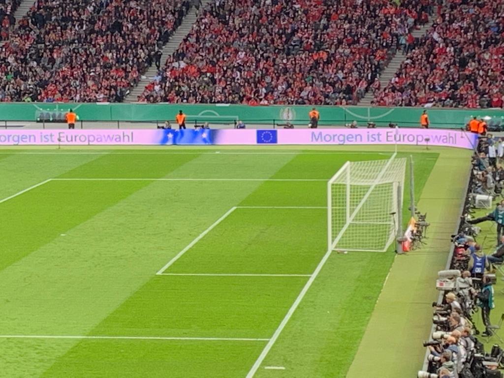 LiberalRunBLN's tweet image. Nach dem Spiel ist vor der Wahl! #goVote. #itsforreal #thistimeIamVoting #dontmiss #staytuned #itsourfuture #whenweallvote #WirbringenEuropazumLaufen @nicolabeerfdp  @CarlGrouwet @fdp @ALDEParty