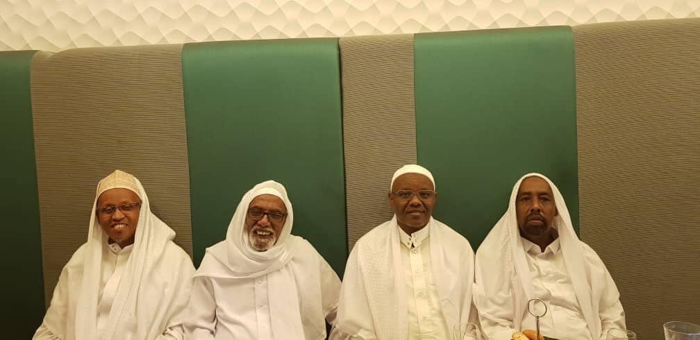 ShafiMagan's tweet photo. South west State President @laftagareen former Somalia’s speaker Prof #Jawaari, State Minister of office of the PM #Hamud and former minister of commercial and industries #AdanSaransoor met During their Umra At Makka Almukarama Tonight #LegendsMeeting https://t.co/xgA7gOl4Oe