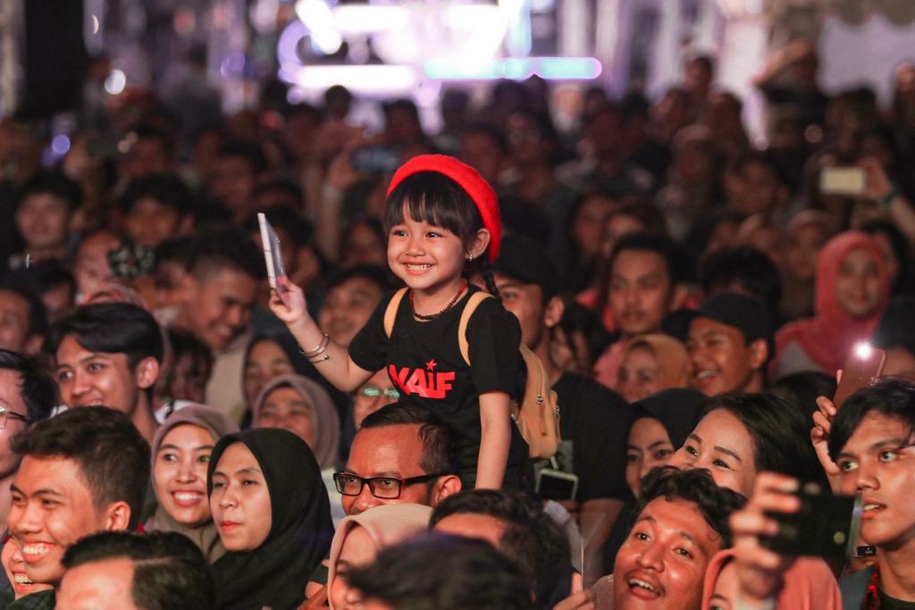 Gadis kecil cantik berkaos naif semalam di Bekasi