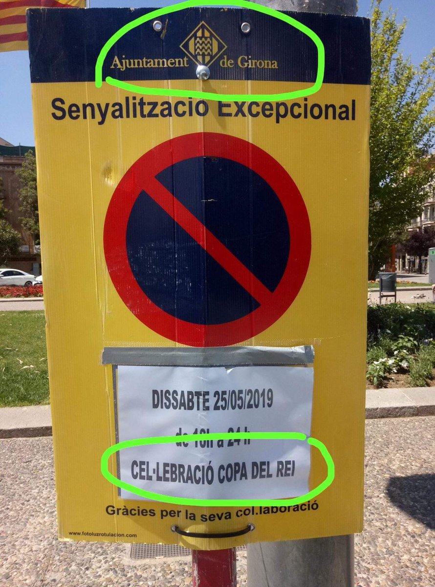 Guaschcope's tweet photo. Ayuntamiento de Girona. Celebración Copa del Rey, dicen. No sabia que había tanto hincha del Valencia allí. ¿Prepotencia? Y gilipollez. https://t.co/Zz9pC9VlK9