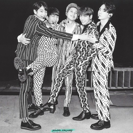 puppyoppa's tweet photo. happy 11th anniversary to the ones who still own my whole heart and who i still love and cherish forever and i wish them nothing but health and happiness 💙 you 5 have given me more than i could ever express in words https://t.co/RBJ65XJL7m