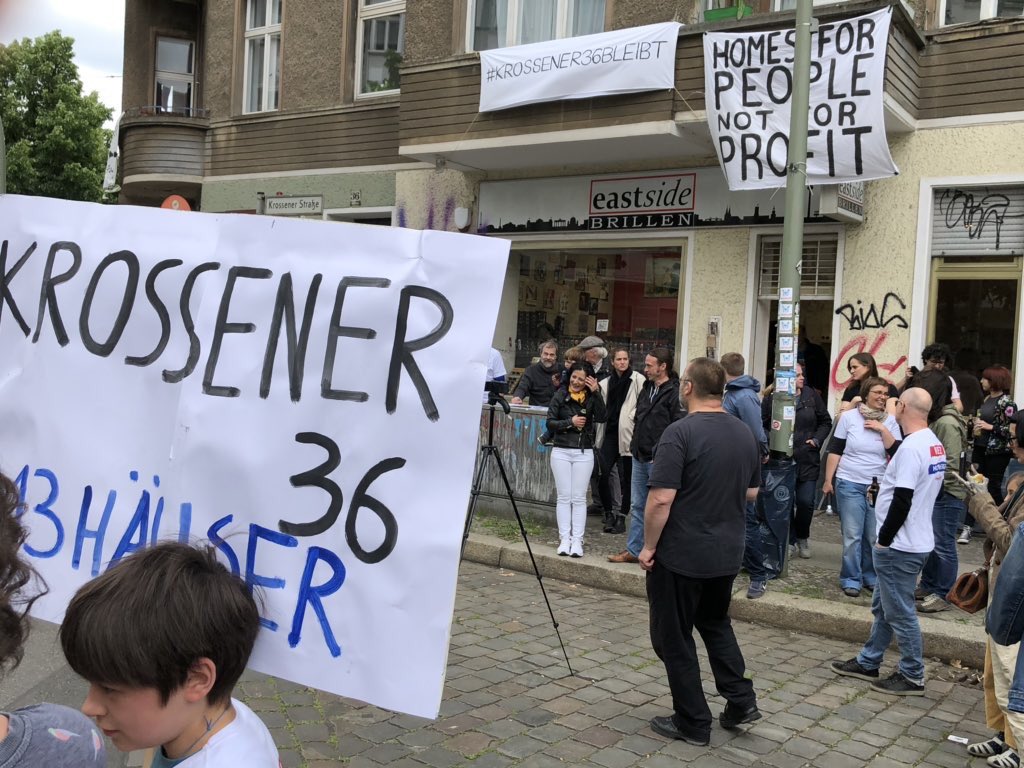 CanselK's tweet photo. Ich hab immer noch diesen Ohrwurm😁:Man wird entschlossener in der Krossener und kämpft und vernetzt sich in der #verletzten Stadt!@krossener36 @Box32B @urbanlebt @kottbuda69 @hobrecht59 @Forster112 @Sama32Haus @Schoeneweider20 @martinhikel @elena_poeschl @bizimkiez #fun4vorkauf https://t.co/07BvMBOD2E