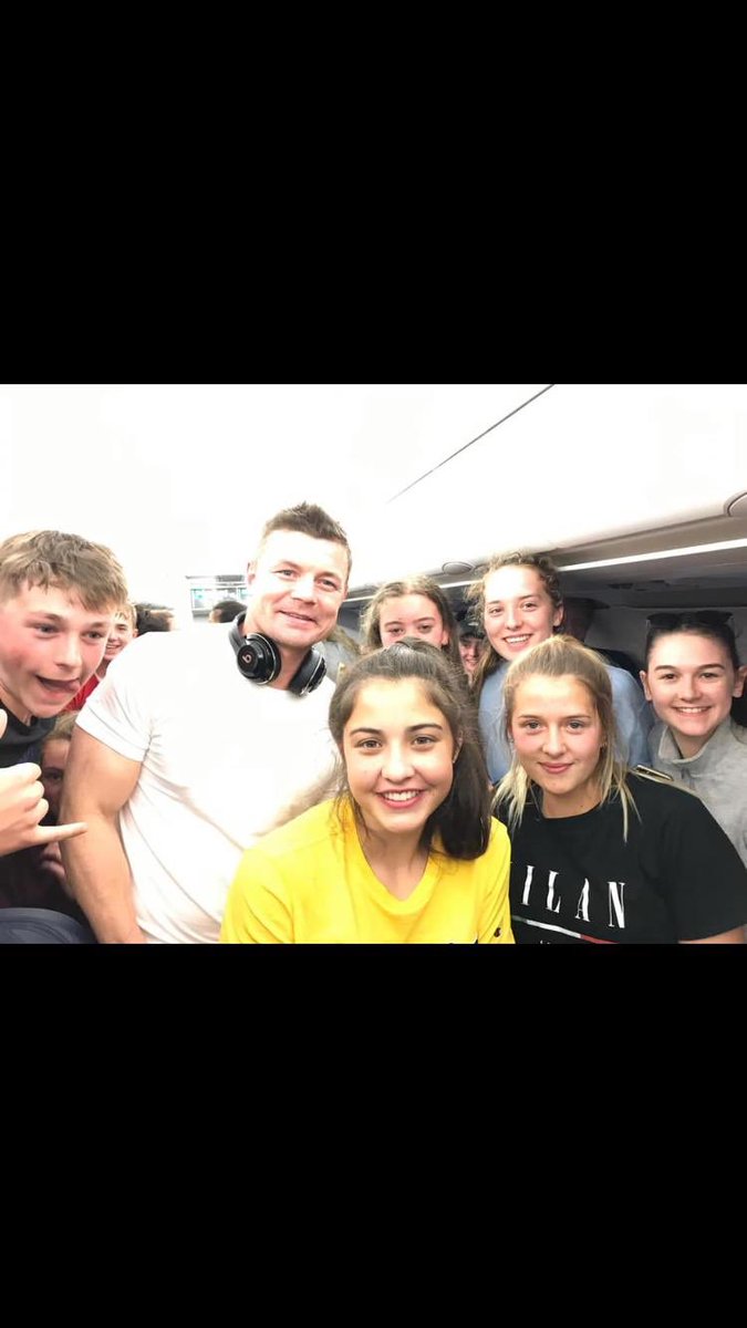dig2555's tweet photo. Caragh and the girls meet BOD ⁦@BrianODriscoll⁩ on the flight back from their  ⁦@nsr_uk success #allchampstogether ⁦@EnniskillenRBC⁩ https://t.co/SVNo7IrnHw
